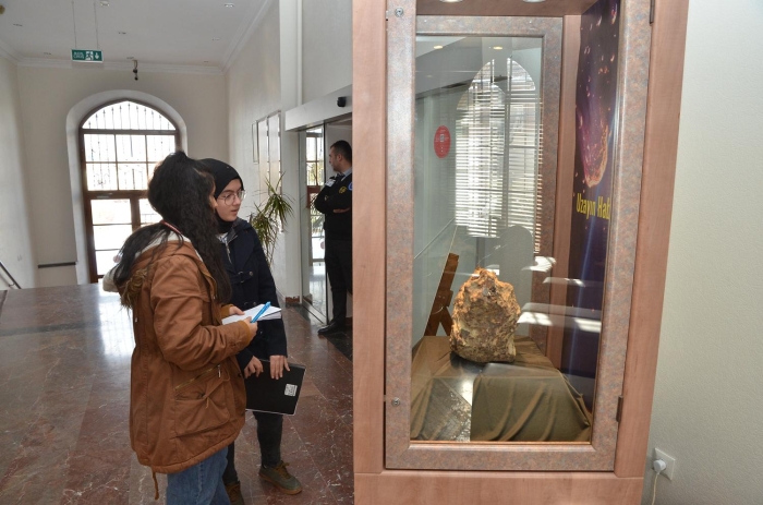 Gök tann ziyarete açldna dair medyada yer alan haberlerin ardndan müzenin ziyaretçi aknna uradn belirten Çakar, "Çorum Müzesi, ülkemizdeki önemli müzelerden biri. Dolaysyla son derece youn ziyaretçi trafiimiz var. Alaca ilçemizde bulunan gök tann ilgi çekebileceini düünerek, tarlasnda bulan vatandamzdan ödünç alp sergiliyoruz. Sergiye açtmz günden beri müzemize ziyaretçi saysnda çok ciddi art oldu. Srf gök tan görmek için civar illerden gelenler var ayrca okullarn tatil olmas dolaysyla örenciler de aileleriyle birlikte gök tan görmeye geliyor." dedi.  