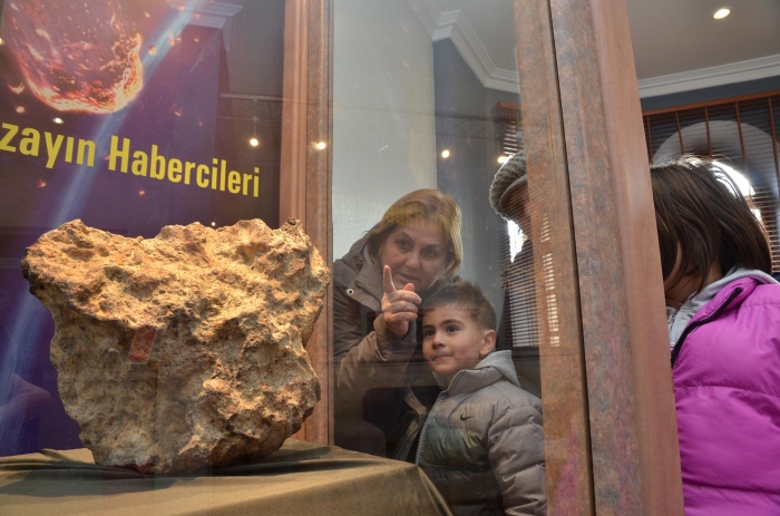 lk kez bir meteor gördüünü anlatan Karamehmetolu, "Görüntüsü taa benziyor ama farkl da duruyor. Normal kayadan farkl. çerisinde youn oranda demir varm. Görme frsatm olduu için mutluyum." diye konutu.  