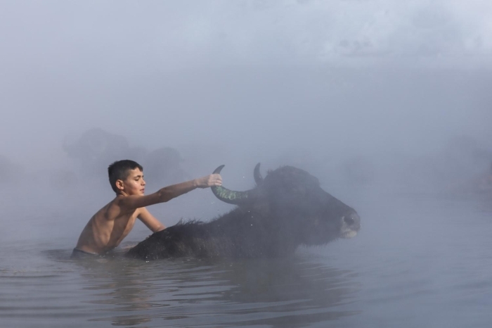 Çocuklarn manda ve atlarn üstüne çkarak takla atmas ilginç görüntüler oluturuyor.