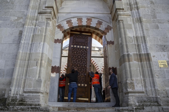 Güneren, bir kap� kanad�n�n i�leminin iki ay sürdü�ünü ifade ederek, "Bir dizi i�lemden geçirilen kap�lar�n ömrü en az 20 y�l uzayacak. Kap�lar oldukça hacimli. �u anda Üç �erefeli Cami avlusuna aç�lan 3 kap�n�n 6 kanad� için çal��malar devam ediyor. Di�er cami ve tarihi alanlar için de çal��malar yapaca��z." diye konu�tu.