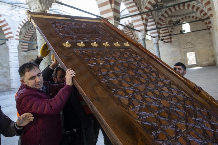 Atölyede as�rl�k kap�lar�n i�lemden geçirildi�ini anlatan Güneren, "Camilerde ve tarihi alanlardaki kap�lar�n pek ço�u çivi kullanmadan sadece ah�aplar�n birbirine perçinlenmesiyle olu�turulan kündekari kap�lar. Bu önemli sanat�n izlerini ta��yan kap�lar�n bak�m�n� atölyede özenle yap�yoruz." dedi.