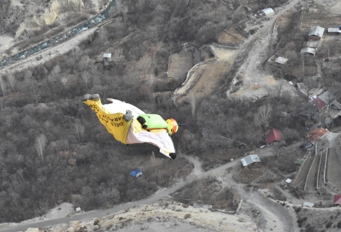 Cengiz Koçak, AA muhabirine yapt açklamada, 29 yldr paraütle atlaylar yaptn söyledi.  Askeri örenciyken bu ie baladn belirten Koçak, öyle konutu:  "2016-2019 yllar aras arabamn arkasnda bir evsiz olarak Türkiye'yi dolap, önüme çkan her eyden atladm. Bütün bu yolculuklar srasnda çok ilginç hikayeler yaadm. u ana kadar Türkiye&#8217;de açlm base jumping noktalar toplamda 50 tane varsa muhtemelen 45&#8217;ini ben açtm. Ayn zamanda yurt dnda birçok yerde bulundum ve bugüne kadar sanrm 43 ülkede atlay yaptm. Son 7 ylda ise 30 ülke dolatm."