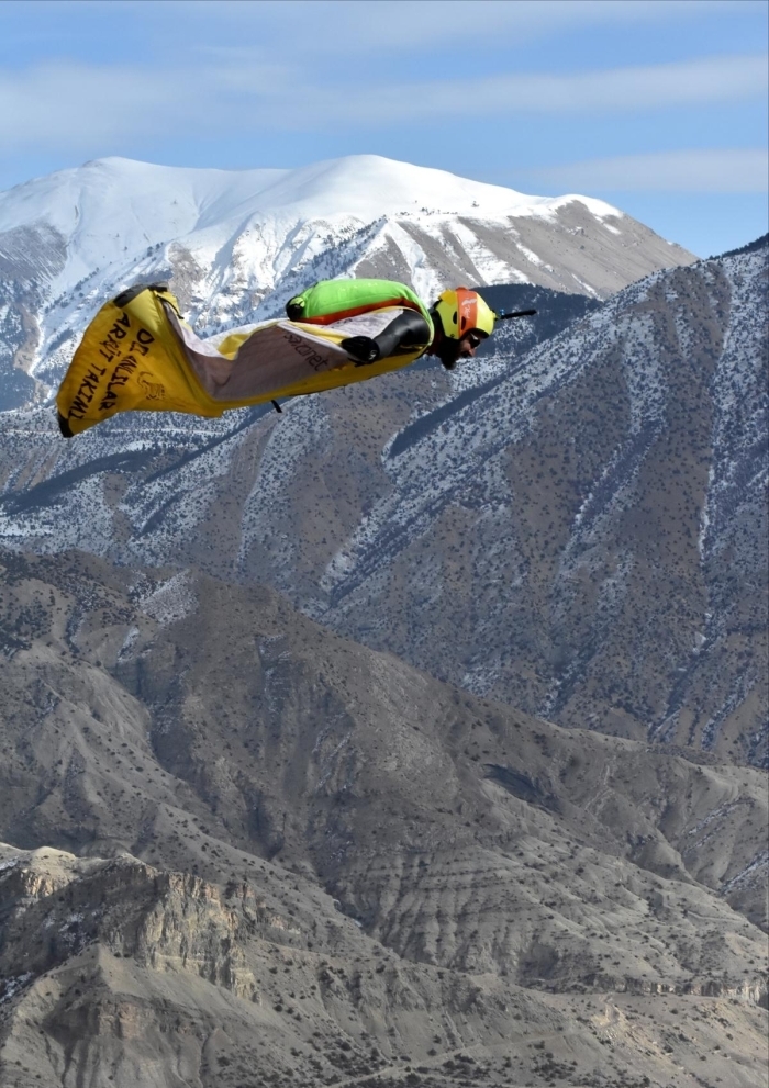 "69 kiinin ayn anda ayn uçurumdan atlayaca organizasyona tek Türk olarak davet edildim ve dünya rekoruna dahil oldum. Bir yl sonra Rusya'nn Soçi kentinde köprüden en çok sayda paraütçünün atlama projesi vard ve orada da dünya rekoruna imza attm. u an dünyada her iki rekora dahil olmu tek sporcu benim. Uçurumdan ve köprüden yaplan dünyann en büyük çoklu atlay rekorlarnda bir Türk olarak admn olmas hem benim için hem de memleketimiz için çok deerli bir ey. leride baka davetler gelirse yeni rekorlar için gideceim."