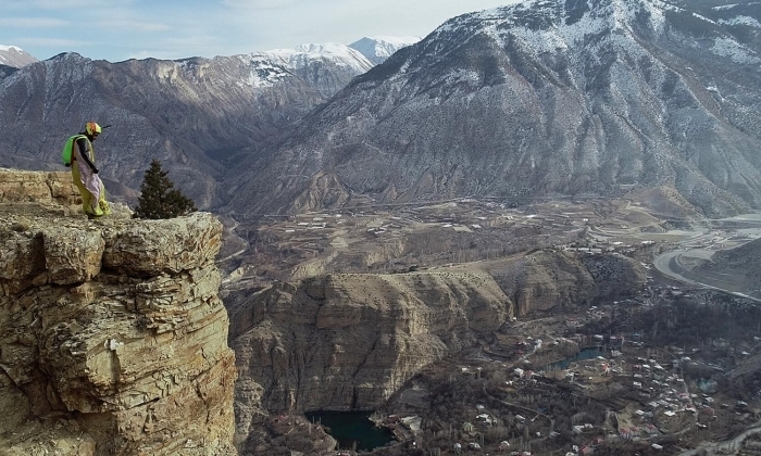 Daha önce Galata Kulesi'nde atlay yaptn anmsatan Koçak, "Hazerfen Ahmet Çelebi'den aldm ilhamla atlay yapmtm. Dünyada 36 metreden yaplm tek atlaytr ve baka bir yerde yaplacan da sanmyorum. Bunun devam projesini hayata geçirmek istiyorum. Kültür ve Turizm Bakanl, stanbul Valilii ve Büyükehir Belediyesinden gelebilecek her türlü destee açm ve sponsor aryorum. Wingsuit atlay yapp yaklak 200 kilometre hza ulaarak Galata Kulesi'nden atladm noktann hemen yanndan geçerek boaza bir yere inmek istiyorum." ifadelerini kulland.