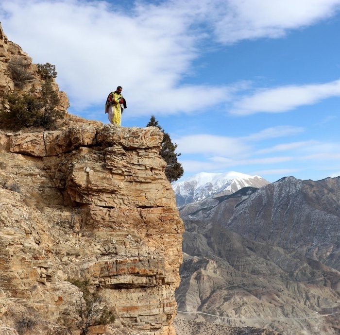 - Galata Kulesi'nin yanndan wingsuit uçula boaza inmeyi hedefliyor  Hezarfen Ahmet Çelebi'den sonra Galata Kulesi'nden atlayan ikinci insan olan ve söz konusu atlaylarnn yan sra birçok rekoru bulunan Koçak, memleketi Erzurum'daki Uzundere ilçesinde bulunan dalara saatler süren trmanlarn ardndan Tortum Gölü manzaras eliinde, yamaç paraütü, base jump ve wingsuit atlaylar yapyor.  Yln belirli dönemlerinde ilçedeki atlaylarn sürdüren Koçak, daha önce atlad Galata Kulesi'nin yanndan wingsuit uçuu yaparak boaza inmeyi hedefliyor.