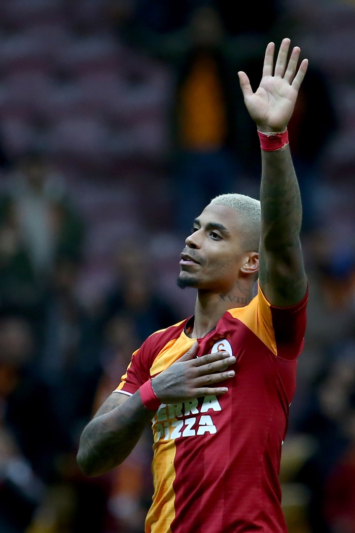 26 yandaki futbolcunun szlemesinde yer alan ’16 milyon euro’luk opsiyonun’ ynetimi kara kara dndrd bildirildi