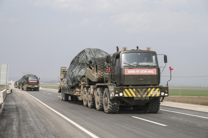 Tanklarn geii srasnda baz ocuklar 'en byk asker bizim asker' eklinde slogan atp Trk bayra at.  