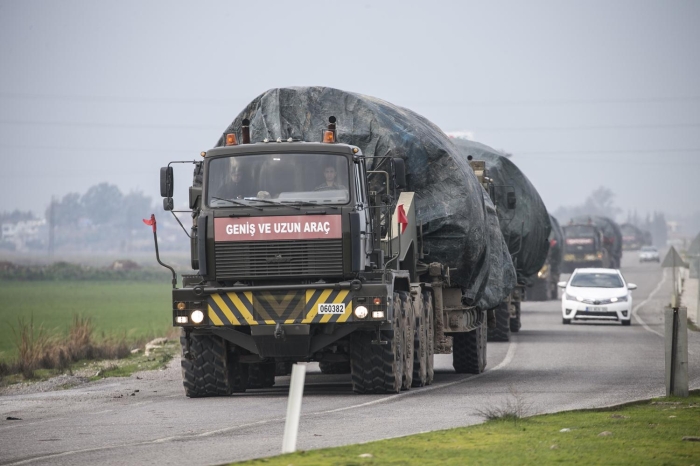 Burada askeri personeller tarafndan trlardan indirilen yaklak 20 tank, geni gvenlik nlemleri altnda dlib'deki gzlem noktalarna ynlendirildi.  