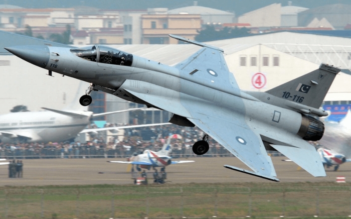 Radar tehizatnn henz yerletirilmedii JF-17 Blok 3 prototipinin Elektronik Taramal Aktif Dizin (Active Electronically Scanned Array /AESA ) radaryla donatlmas bekleniyor.