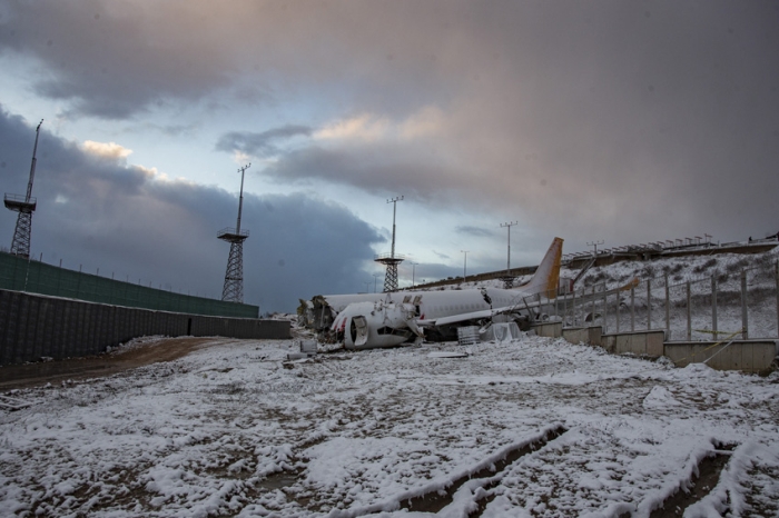                                                                 ABD heyetinin incelemelerini tamamlamasnn ardndan, uak paralara ayrlarak vin yardmyla kaza yerinden kaldrlacak.                                                     