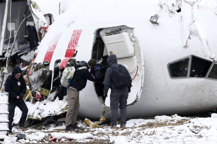                                                                 Pegasus teknik elemanlar, yneticileri ve polislerin de bulunduu alma alannda, enkazda herhangi bir yangn kmas riskine karn bir itfaiye arac da hazr bekletiliyor.                                                     