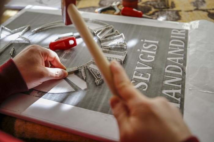 'Maliyetli bir sanat olduu iin bedava yapamyorsunuz. Bunu nasl deerlendiririz diye arkadalarla, eimle otururken, 'Bu gelirden neden engelliler de yararlanmyor?' diye dndk. Biz de engelliyiz ama ben gazileri ansl engellilerden gryorum. ok kr devlet bize imkanlarn sunuyor. Ama darda engelli olup maddi durumu olmayan, sadece devletin verdii bakm cretiyle geinmeye alan insanlar var. Medikal malzemeler alamyorlar, minder, sandalye gibi rnleri alamyorlar. Engelli kardelerimiz iin bir fon oluturduk. Sattmz rnlerden elde ettiimiz gelirin bir ksmn da onlara yardm etmek iin ayryoruz.'