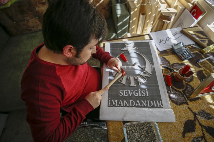 'Doutan engelli olanlar biraz daha hayata yani yle yaamaya balad iin alm grnyor ve hayatn daha ok iinde oluyorlar. Bizim gibi gazi olanlar, sonradan engelli olanlar hayata ok kapanyor. Ben de bunu dnem dnem yaadm. Kesinlikle ve kesinlikle kendilerine bir hobi edinsinler. Ayrca okuluk, atclk gibi kendi engellilik durumuna gre iler, tekerlekli sandalye basketbolu, ampute futbolu gibi alanlara ynelebilirler. Engeli arkadalar, gazileri de ynlendirmeye alyorum. Sosyal medyadan ulaanlara elimden geldiince yardmc olmaya alyorum.'