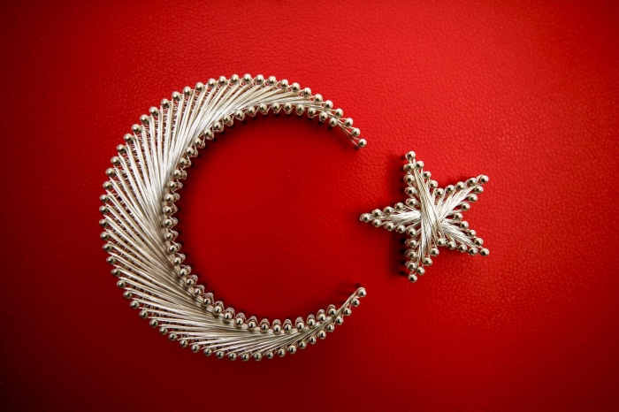 Karaaslan, kaza yaptnda eiyle bir buuk yl evli olduunu belirterek, 'Kazadan nce ve sonra da bu hayata tutunmamda tedavimde en byk destekim eimdi. Onun yannda bu sanattaki en byk ve tek destekim eim. Ben bu sanat ne kadar ben icra ediyor olarak grnsem de aslnda en byk ii eim yapyor. Sandalyede olduum iin kuma, deriyi tahtaya kaplayp arkadan zmbalayamyorum. Bunu eim yapyor. Bu almay eim kaplamasa, alp ereveye gtrmese, paketleyip kargoya vermese bu ii yapamam.' dedi.