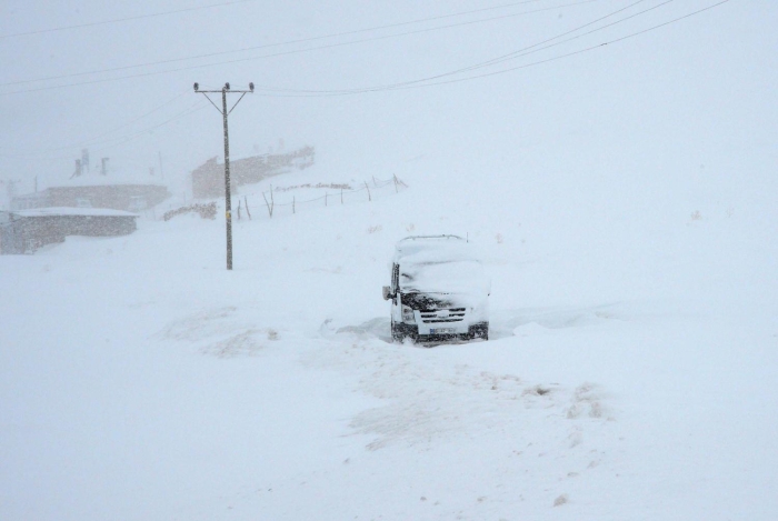 Youn kar ya ve iddetli frtnadan dolay ileye dn geceden beri elektrik verilemezken, VEDA letme efi Abdurrezak Seluk ve alanlar da den dan tr arzay tespit edemiyor.