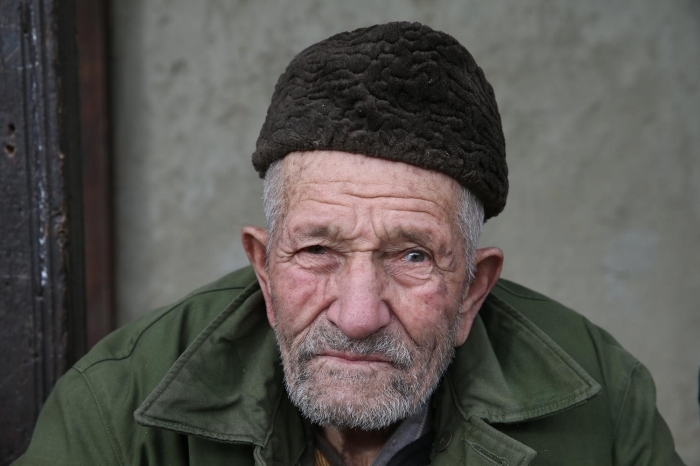 Buruo ve Vakhi halklar Pakistanllarn genelinin aksine ak tenli, sarn hatta bazen ekik gzl olurken, bu iki halkn kkeniyle ilgili eitli iddialar bulunuyor.