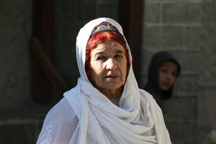 pek Yolu'nun getii bu corafyada Orta Asya halklaryla da iliki iinde yaayan Hunzallarn bu nedenle Trklerle akraba olabilecei de iddia ediliyor. Buruo halk ise ak tenli olmalar ve zellikle Orta Asya Trklerinin kyafetlerine benzer kyafetleriyle dikkati ekiyor.