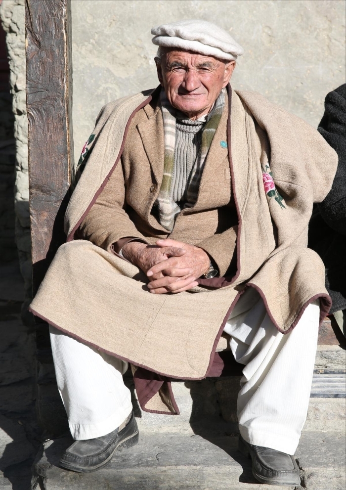 ki halkn da yerel dilinin Hint-Avrupa dil ailesine ye olmas nedeniyle Hunzallar batl kkenlere sahip olduunu dnyor.