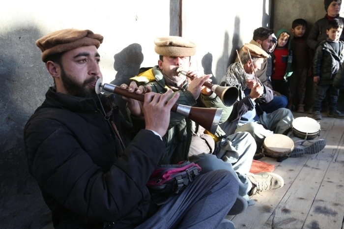 ki halk da mzik ve dansa olan ilgilerini her yl dzenledikleri festivallerle dnyaya duyuruyor. Mzikli elencelerde Trkiye'de de ska kullanlan zurna da alnyor.