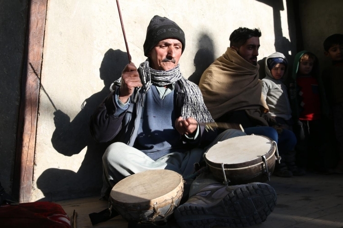 Bu blgede 'Suranai' denilen zurnann yan sra 'Dadang' ve 'Daamal' gibi vurmal alglar, Orta Asya'ya zg rebap ve dombra ile Gney Asya'ya zg sitar gibi alglar da kullanlyor.
