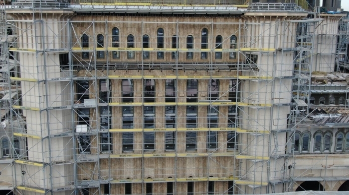 2 bin  482 metrekarelik alanda inaat devam eden camide bir yandan da ssleme ve mermer kaplama ilemleri e zamanl olarak yaplyor.