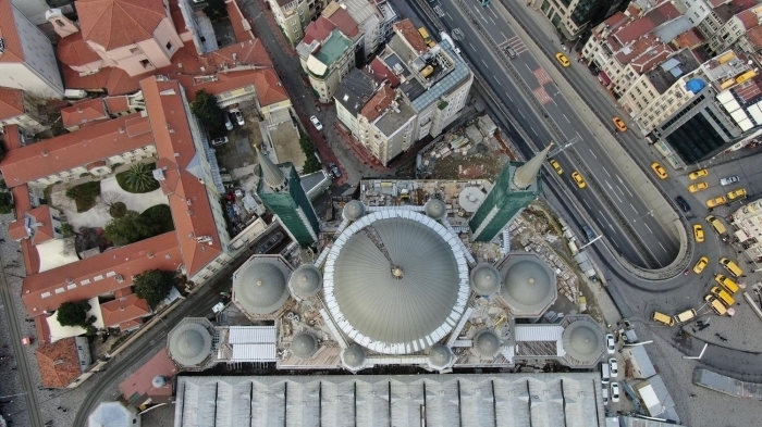 Taksim ve civarnda bulunan evre esnaf da caminin tamamlanmasndan olduka memnun. Taksim'de bir i merkezinde ofisi bulunan Vesim Kr  'Caminin her geen gn tamamlandn grmek bizi ok memnun ediyor. zellikle k gnlerinde evredeki camilere gittiimizde darda namaz klmak zorunda kalyoruz.' dedi. 