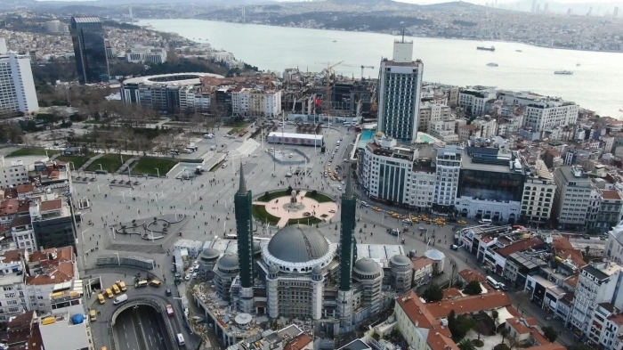 Taksim Camisi'nin minare ykseklii 61 metre. Bu ykseklik zellikle evredeki dier dini yaplarn ykseklii dikkate alnarak projelendirildi.
