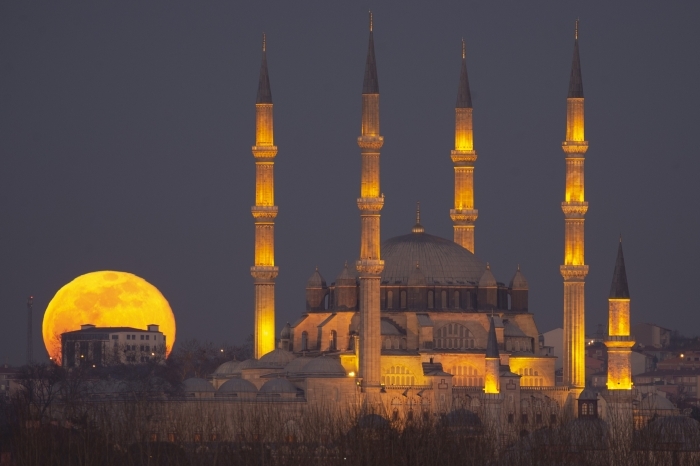 Dnya'ya en yakn konuma gelen Ay seyrine doyulmaz bir manzara olutururken, stanbul'da havann bulutlu olmamas Ay'n net olarak izlemesine neden oldu.