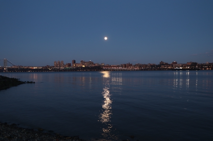Ancak Ay'n yrngesi tm dier gk cisimleri gibi dairesel deil, eliptik bir yapya sahip olduundan Dnya'ya her zaman ayn mesafede olmaz. 