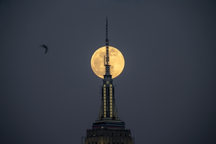 Bu da bir ay ierisinde Ay'n bize uzak ve yakn konumlarda olmasna neden olur.