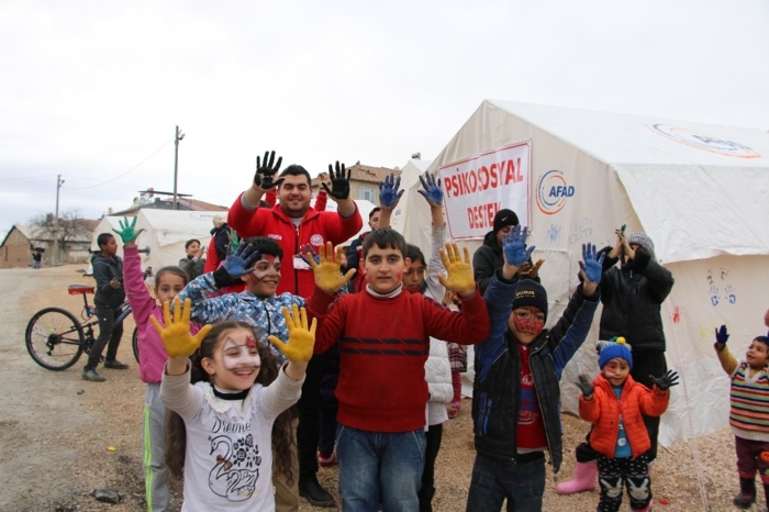 Depremden etkilenen mahalleler ile �ad�r kentlerde kurulan alanlarda alan�nda uzmanlar� ile g�n�llerin kat�l�m�yla ba�ta depremzede �ocuklar�n yaralar�n�n sar�lmas� i�in her g�n aktiviteleri d�zenlenmeye ba�lad�.