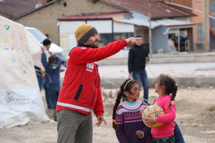 Her g�n d�zenli olarak aktivitelere kat�ld���n� dile getiren 7’inci s�n�f ��rencisi Ya�mur Akso�lu, “Bug�n ablalarla d��ar�da oyunlar oynad�k. Sonra birlikte m�zikler s�yleyip e�lendik. Depremden dolay� �ok �z�l�yordum. Ablalar gelince kendimi biraz daha iyi hissetmeye ba�lad�m. �ok e�leniyoruz. Her g�n d�zenli olarak aktivitelere kat�l�yorum. A�abeylerimiz ve ablalar�m�z ile beraber �e�itli oyunlar oynuyoruz” dedi.