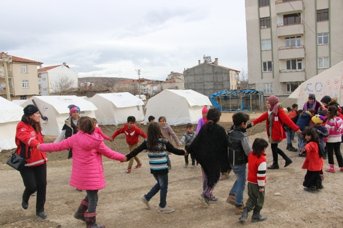 Ailelere de psikososyal destek verilen �ad�rlarda, �ocuklarla oyunlar oynayarak e�itici �al��malarla keyifli zaman ge�irerek depremin etkisini unutmaya ba�lad�.