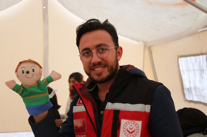 Arkada�lar�yla �ok e�lendiklerini dile getiren Nehir Kaya ise, “Boyamalar yap�yoruz. Bize hediye edilen oyuncaklarla oyunlar oynuyoruz. Balonlar ve oyun hamurlar� ile oynuyoruz. Arkada�lar�m ile �ok e�leniyoruz. Her g�n �ok g�zel zaman ge�iyoruz bize oyunlar oynat�yorlar. Birlikte �ok g�zel resimler yap�yoruz” diye konu�tu.