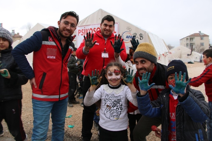 Psikosoyal Destek Hizmet Grubu saha Koordinat�r� Psikolog Mehmet Co�kun ise, “Travman�n ya�and��� ilk g�nden beri sahada psikososyal destek hizmetini veriyoruz. Yakla��k 11 alanda Psikososyal �ad�rlar�m�z var. Genellikle �ad�r kent alanlar�nda kurduk. Yeti�kin ve �ocuk ayar� olmak �zeri iki farkl� �ad�r�m�z bulunmaktad�r. Kurdu�umuz bu �ad�rlarda Psikososyal destek olarak ne yap�yoruz ilk etapta alan�n saha taramas�n� yap�p temel hizmetler ve g�venlik ihtiya�lar�n� belirliyoruz. Temel ihtiya�lar ve sa�l�k hizmetlerini tespit edip ilgili kurumlara y�nlendiriyoruz. Bu temel ihtiya� tespitinden sonra psikososyal destek grubu olarak �ad�rlar�m�zda �ocuklar�m�za y�nelik etkinlikler d�zenliyoruz. �ocuklar�n g�venli ba�lant�lar�n� tekrardan sa�lamak i�in g�venli terapiler yap�yoruz. Boyama i�lemleri yap�yoruz. Bu ama�la �ocuklar�n ya�am�� oldu�u korku ve stresi aza indirip normal sosyal hayatlar�na devam etmeleri i�in gerekli etkinlikler yap�yoruz. Bu g�n grup olarak Sal�baba mahallesinde etkinli�imiz s�rd�r�yoruz. Bu tarz etkinliklerimiz devam edecektir. ��nk� bunun psikiyatrik bir vaka ve travma sonras� stres bozuklu�u ya�amamas� i�in ilk 1 ay i�erinde psikososyal destek hizmetini sunuyoruz” ifadelerini kulland�.