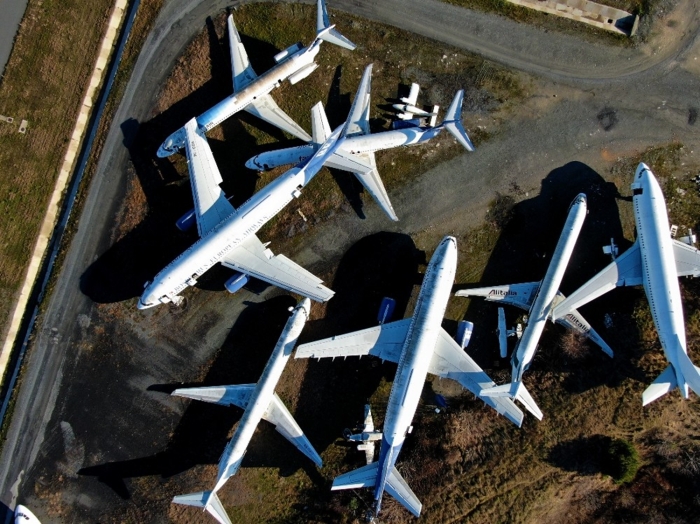 ��r�meye terk edilen u�aklar havadan g�r�nt�lendi Havadan g�r�nt�lenen 12 at�l vaziyetteki u�a��n bir�o�unun d�� g�vdelerinin d�k�ld��� g�r�l�yor. U�aklar�n kanat k�s�mlar�nda ise ciddi hasarlar g�ze �arp�yor. U�aklar�n camlar� ve motorlar� tamamen yerinden s�k�lm�� ��r�meye terk edilmi� vaziyette bekliyor. Ancak i�erisinde halen bir�ok elektronik aksam bulunuyor.