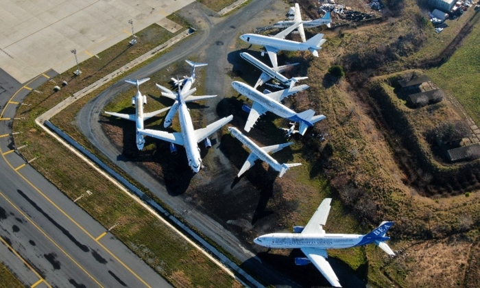 �hale ile sat�lacak hava ara�lar�n�n �zerinde bulunan ipotek ve haciz bedeli de fiyata eklenecek. Sat��tan itibaren 5 y�l i�inde u�aklar�n hak sahiplerinin m�racaatlar� halinde ilgililerine iade edilecek. Bu s�re zarf�nda herhangi bir m�racaat�n olmamas� durumunda u�aklar�n sat���ndan al�nan s�z konusu bedel Sivil Havac�l�k Genel M�d�rl���’n�n kasas�na girecek.