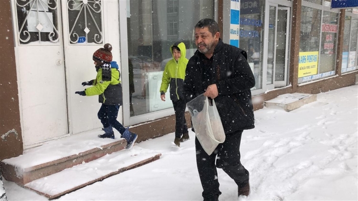 Bu k sezonunun en souk gecesini geiren blgede, gece en dk hava scaklklar sfrn altnda olmak zere Ardahan'n Gle ilesinde 40, Erzurum'un Akale ilesinde 35,3 derece, Ardahan'n Yalnzam kayak merkezinde 33,5, Erzurum havaliman mevkisinde ise 32 derece lld.  