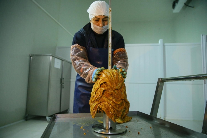 Yaklak 7 ay nce Torbal ilesine yatrm yapan firma, yaklak bin 800 metrekare kapal alanda 'balk dner' ve 'balk burger' retimine balad. Yurt dnda gerekli irtibatlar salayp ihracat izinlerini alan firmann yetkilileri, balk dneri Avrupa piyasasnda sata sunacak.