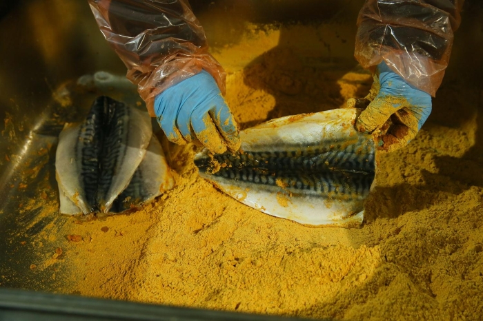  Pazar arayna yeni baladklarn belirten Altnsoy, 'Balk dnerde asl hedefimiz ihracat. Bu konuda gerekli denetimler tamamland. ok ksa sre iinde ihracata balayacaz. ekya, Almanya, Hollanda gibi lkelerden teklif var. Trkiye'de balk tketimi Avrupa'ya gre ok az. Bu yzden Avrupa'dan daha byk bir pay alacamz dnyorum. Hedefimiz bu rn btn dnyaya yedirmek.' dedi.