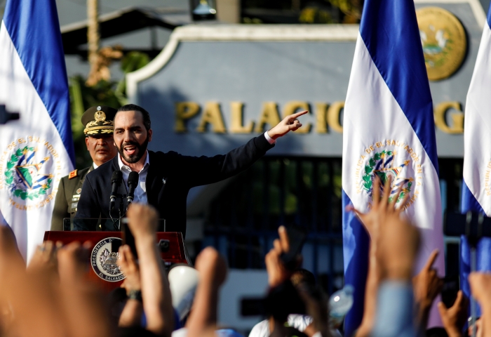 Bukele, konumasnda muhalefetin 21 ubat 2021'de yaplacak parlamento seimlerinde ounluu kaybetmesini dilediini belirterek, '28 ubat'ta (2021), bu hainler bu kapdan kp gidecekler.' dedi. 