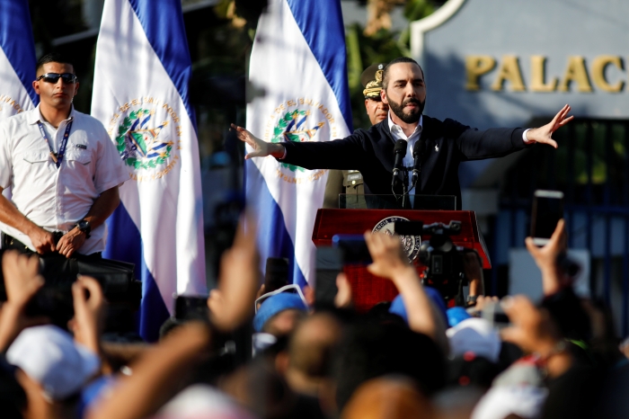 Bukele, konumasnda muhalefetin 21 ubat 2021'de yaplacak parlamento seimlerinde ounluu kaybetmesini dilediini belirterek, '28 ubat'ta (2021), bu hainler bu kapdan kp gidecekler.' dedi.  