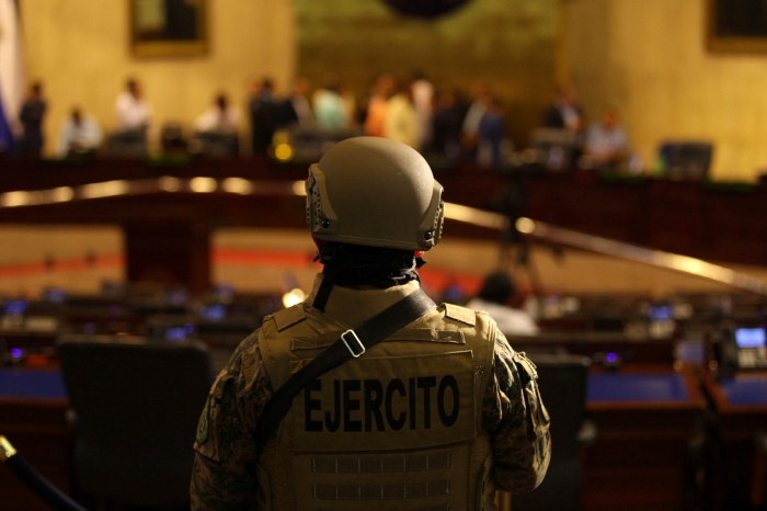  Genelkurmay Bakan ve Emniyet Genel Mdr de tartmada Bukele'den yana tavr alrken, zel kuvvetlere mensup bir grup asker Bukele'nin talimatyla milletvekillerinin topland Genel Kurul salonuna girdi.  