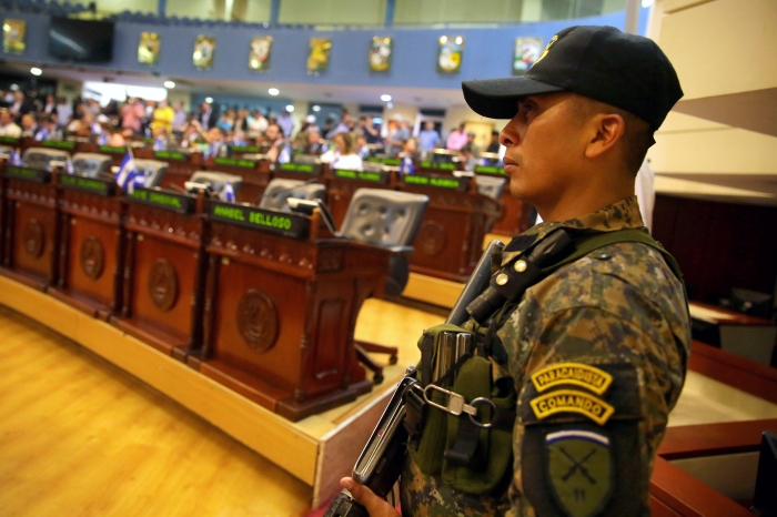 Merkez sol eilimli muhalefet partisi Farabundo Marti Ulusal Kurtulu Cephesi (FLMN) de yapt aklamada Bukele'ye 'diktatrlere zg tehditlerden vazgeme' arsnda bulundu.  