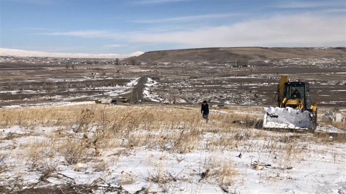  Muhtar akirn Uyusun, mezar kazlmas iin l zel daresi Genel Sekreterlii'nden yardm istedi. l zel daresi'nden TIR'a yklenen kepe kye gnderildi. 