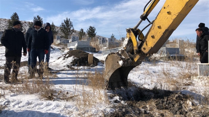 Kepe bile bu donmu topra zorlukla kazabildi' dedi.