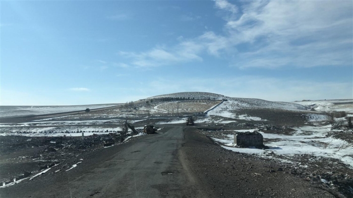 Merkeze bal Boazky'de hayatn kaybeden 4 ocuk babas Yavuz amak'n (50) defin ilemi iin donan topra kazamayan kyllere l zel daresi, i makinesi ile yardm etti.