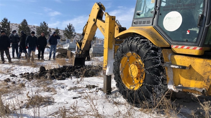 Kepesiz bu mezar kazamayacaklarn ifade eden Muhtar Uyusun, 'Eskiden bizler kn cenaze olduu zaman araba lastikleri yakarak topra stp kazyabiliyorduk.