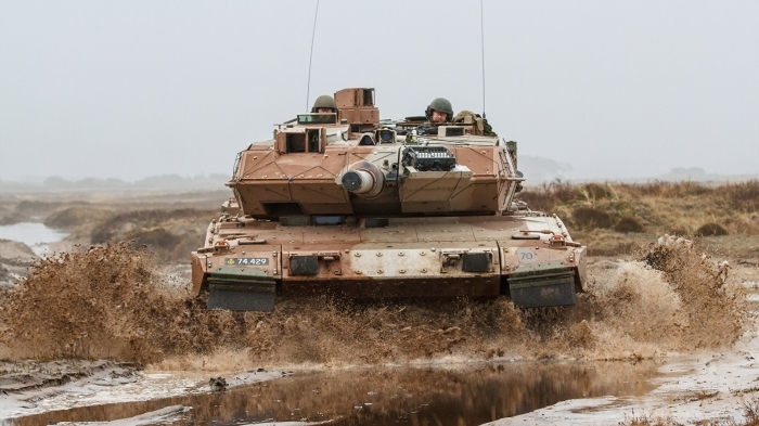 4 metre derinlikteki sulardana basarak geebilir ve norkel baca, sayesinde suyun iinde kalabilir, 1 metre yksekliindeki duvarlar aabilir. 