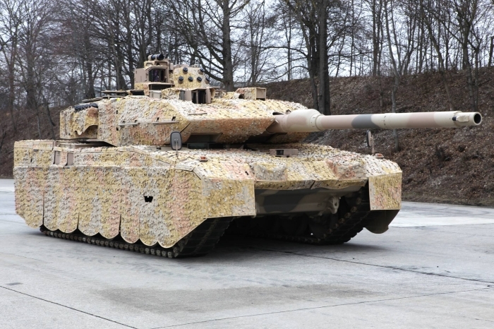 Leopard 2 Alman yapm 3. nesil bir ana muharebe tankdr. 1970'lerde gelitirilmeye balanan tank, 1979'da Alman ordusunun bnyesine katlm ve Leopard (imdiki ad Leopard 1) tanklar ile deitirilmitir. 